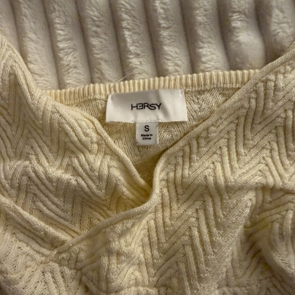 Textured Cream Knit V‑Neck Cropped Cami - Picture 3 of 3